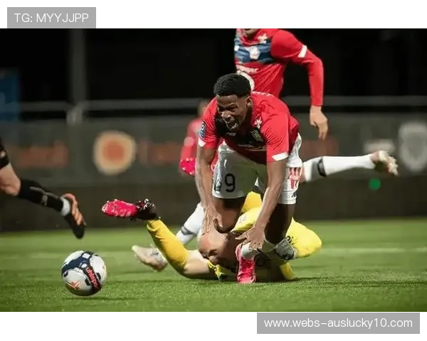 摩纳哥1-2不敌尤文图斯，主队球迷现场致敬功勋教练