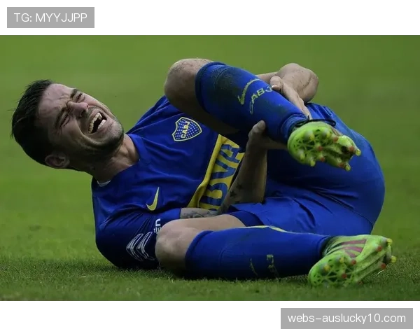 特写：前十字韧带重伤复出后，荷兰后卫德里赫特打入赛季首球后落泪